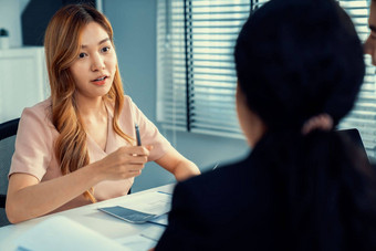 年轻的女亚洲候选人留下深刻印象面试官主管