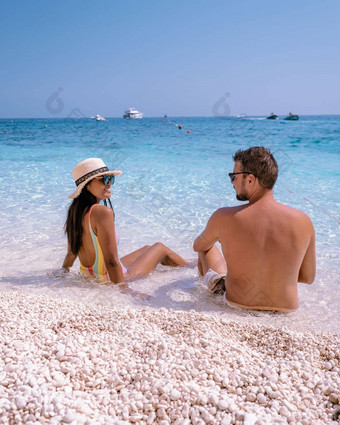 撒丁岛奥罗塞伊海岸意大利夫妇假期岛撒丁岛白色卵石海滩