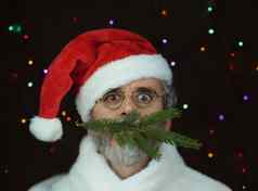男人。眼镜穿圣诞老人老人他圣诞节树分支口黑色的彩色的灯背景
