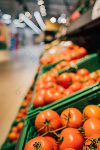 新鲜的红色的西红柿盒子蔬菜<strong>超市货架</strong>上出售自然食物