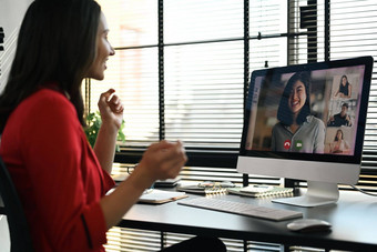 一边视图女商人视频调用讨论问题远程在线多样化的同事