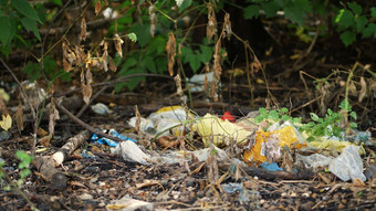 地面一边路很多垃圾说谎分散垃圾垃圾的事情车轮胎破碎的玻璃塑料垃圾转储生态污染环境