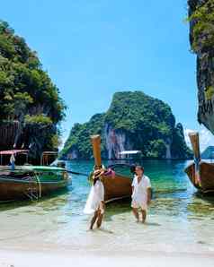 夫妇访问KOH老挝提单KOH在香港甲米泰国美丽的海滩长尾船