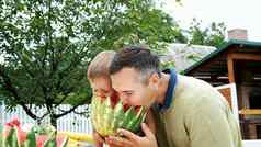 夏天花园父亲四岁的儿子减少西瓜吃有趣的男孩喜欢西瓜甜蜜的西瓜午餐家庭