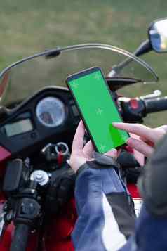 骑摩托车的人女孩摩托车享受导航器移动电话