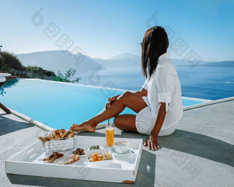 夫妇奢侈品假期希腊aio圣托里尼岛但女人早餐池