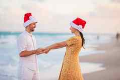 快乐夫妇圣诞老人帽子圣诞节海滩假期