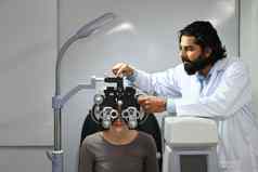 眼科医生测试愿景视线病人光学综合屈光检查仪现代眼科学诊所