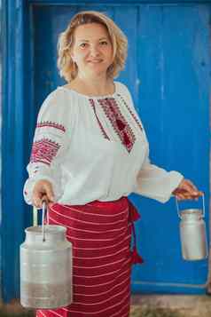 女主人绣花衣服牛奶古老的乌克兰生活