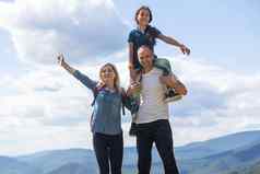 家庭徒步旅行父母孩子户外旅行山活跃的假期生活方式妈妈。父亲徒步旅行