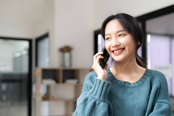 年轻的亚洲美丽的女人聪明的电话业务在线购物转移钱金融互联网银行