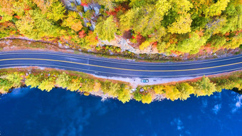 空中路蓝色的水湖岩石森林秋天