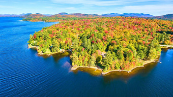 蓝色的水湖空中集中海岸线填满秋天森林山