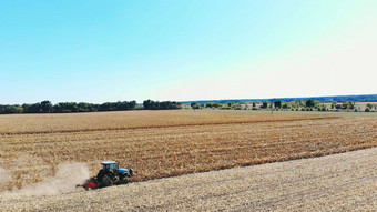 空中前视图拖拉机削减干玉米茎叶子收获玉米空中农业早期秋天