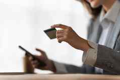 年轻的人信贷卡移动电话在线购物电子商务概念