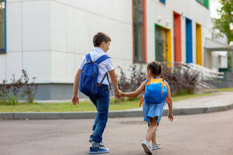 小学生<strong>女孩男孩</strong>白色衬衫<strong>背包</strong>学校