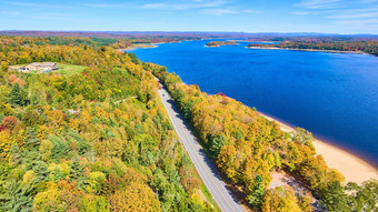 空中秋天森林路蓝色的湖泊纽约