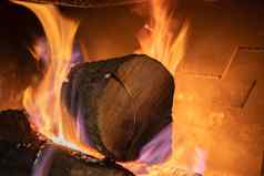 壁炉燃烧橡木木生物质燃料概念能源危机