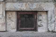 小破旧的地下室窗口石头建筑