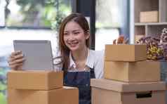 肖像小启动锻造老板亚洲女企业家检查订单安排生产包装产品盒子客户自由概念