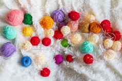 很多色彩斑斓的针织纱形式球谎言毛茸茸的毯子