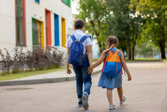 小学生女孩男孩白色衬衫背包学校