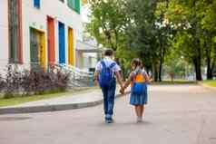 小学生女孩男孩白色衬衫背包学校