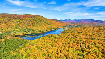 湖塞色彩斑斓的峰秋天山纽约