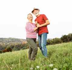 女人男人。户外高级夫妇快乐生活方式退休微笑爱自然成熟的
