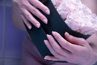 粉红色的婚礼修指甲新娘女孩婚礼衣服持有花束