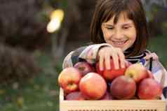 习惯女孩的手红色的苹果吃苹果女手选择有机水果肖像健康的女学生吃大红色的苹果