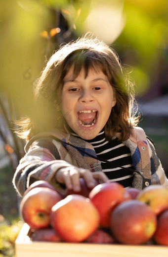 肖像健康的女孩吃大红色的<strong>苹果</strong>有吸引力的高加索人女孩<strong>苹果</strong>孤立的绿色背景女学生微笑<strong>苹果</strong>新鲜的<strong>水果</strong>情感肖像