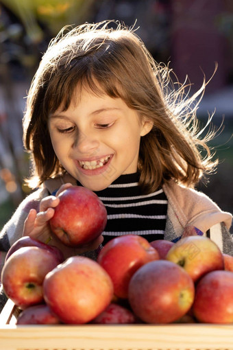 有吸引力的高加索人女孩苹果微笑快乐孩子新鲜的水果情感肖像特写镜头肖像健康的女孩吃大红色的苹果