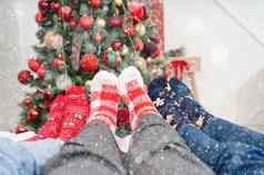 人类脚床上圣诞节袜子背景圣诞节树圣诞节袜子关闭