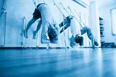 人挂绳子练习瑜伽伸展运动健身房适合健康生活方式