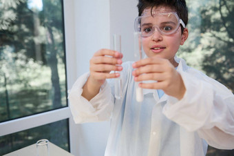 聪明的小学生安全护目镜实验室外套测试管着迷化学反应