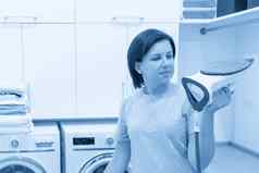 女人熨衣服白色衬衫董事会洗衣房间洗机背景