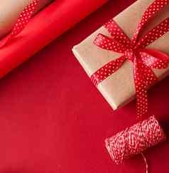 圣诞节准备拳击一天假期礼物给圣诞节工艺纸丝带礼物盒子红色的背景包装工具装饰Diy礼物假期平躺