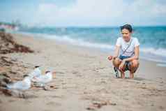 快乐青少年女孩饲料海鸥鸟海滩佛罗里达夏天假期假期