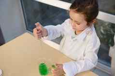 孩子女孩实验室外套滴化学液体烧杯毕业吸管化学实验室