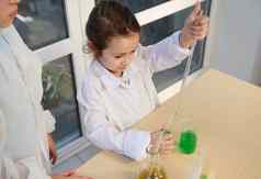聪明的女孩实验室外套填充毕业吸管绿色化学液体学校化学实验室