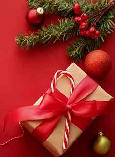 圣诞节礼物拳击一天传统的假期礼物平躺经典圣诞节礼物盒子红色的背景包装现在节日饰品装饰假期平铺