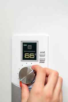 气体锅炉女人调节温度温度控制器设置房间温度调整气体锅炉家庭概念加热季节