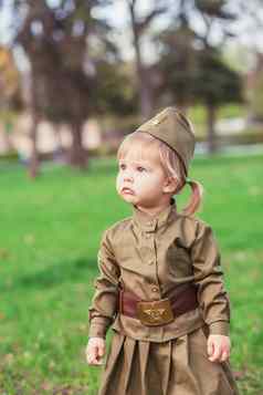 可爱的婴儿女孩苏联军事统一的