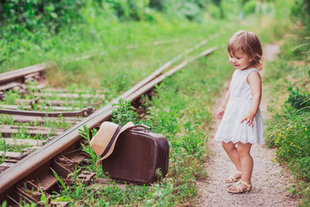 迷人的婴儿手提箱走铁路