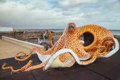 巨大的装饰章鱼操场上丹麦港口城市格雷纳没有