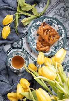 平躺食物甜蜜的泡芙茶古董瓷杯堆栈书