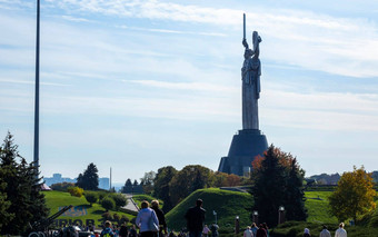 著名的雕像祖国蓝色的天空风景纪念碑基辅不朽的雕塑基辅银行第聂伯河