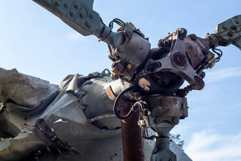 烧部分摧毁了俄罗斯空气力战斗直升机后鳄鱼残骸倒下的直升机战争乌克兰破碎的军事攻击直升机特写镜头