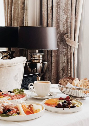 奢侈品酒店明星房间服务食物盘面包咖啡客房早餐旅行热情好客